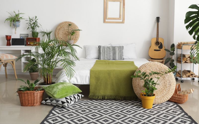 Phòng ngủ với tông màu chủ đạo là trắng - xanh lá cây theo phong cách Go Bold