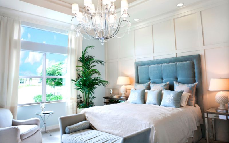 Mẫu phòng ngủ với thiết kế màu trắng chủ đạo và màu xanh điểm nhấn