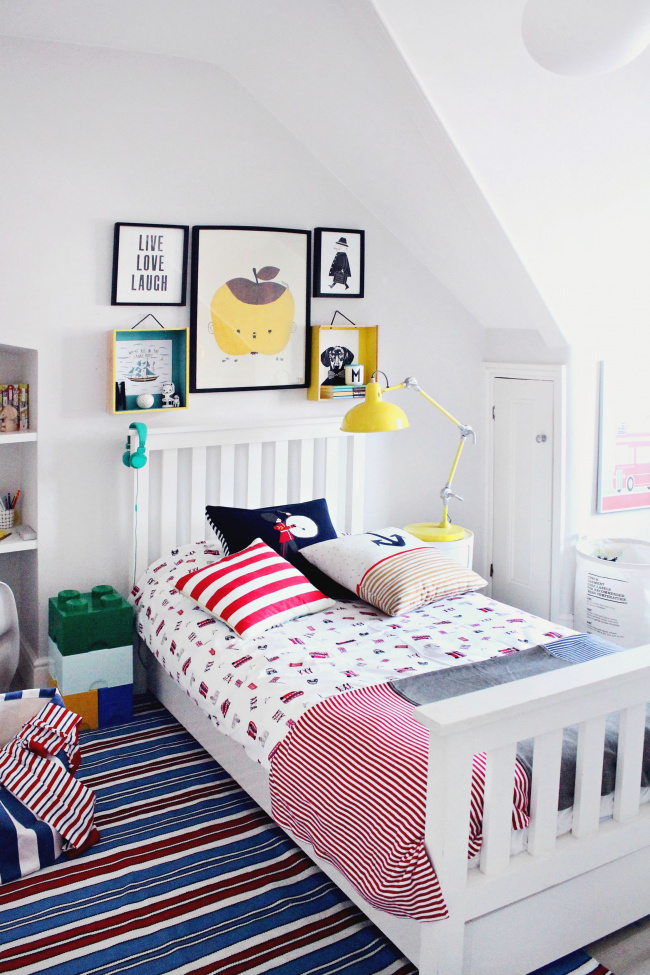 Thiết kế phòng ngủ cho bé trai với điểm nhấn là màu đậm