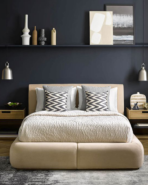 Sơn tường màu đen tạo cảm giác có chiều sâu cho phòng ngủ nhỏ