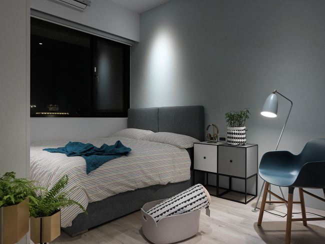 Khung cửa sổ lớn bên cạnh giường giúp tăng cường ánh sáng tự nhiên cho phòng ngủ theo phong cách Scandinavian