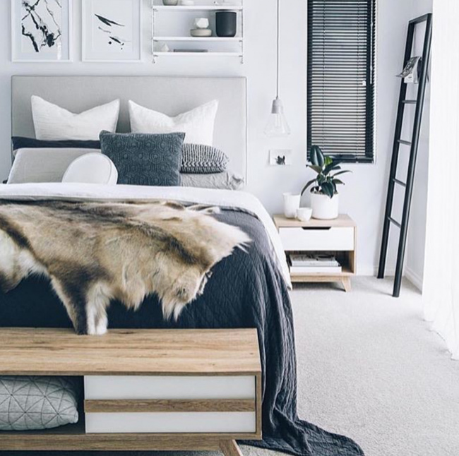 Gối và chăn sofa được chọn với các họa tiết đơn giản hoặc màu sắc nhẹ, tăng cường cảm giác ấm áp và thoải mái
