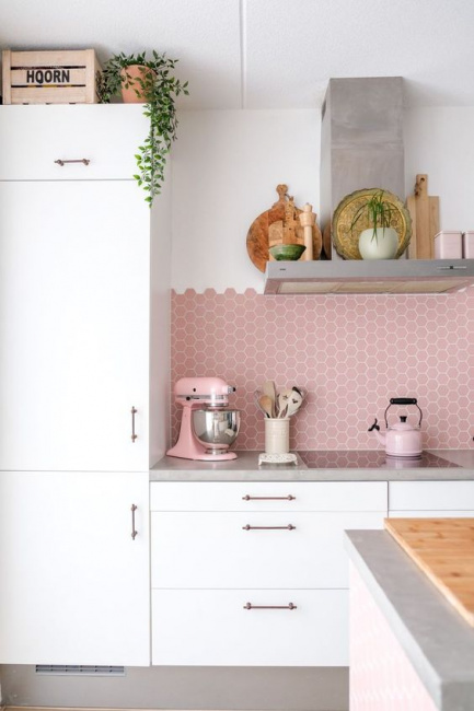 Phối màu hồng pastel và trắng cho căn bếp