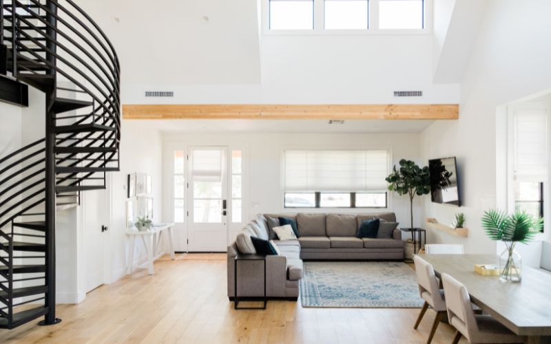 Phòng khách phong cách thiết kế nội thất minimalism với gam màu trung tính