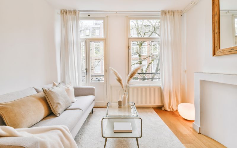 Phòng khách phong cách thiết kế nội thất minimalism với màu trắng chủ đạo và đồ nội thất đơn giản