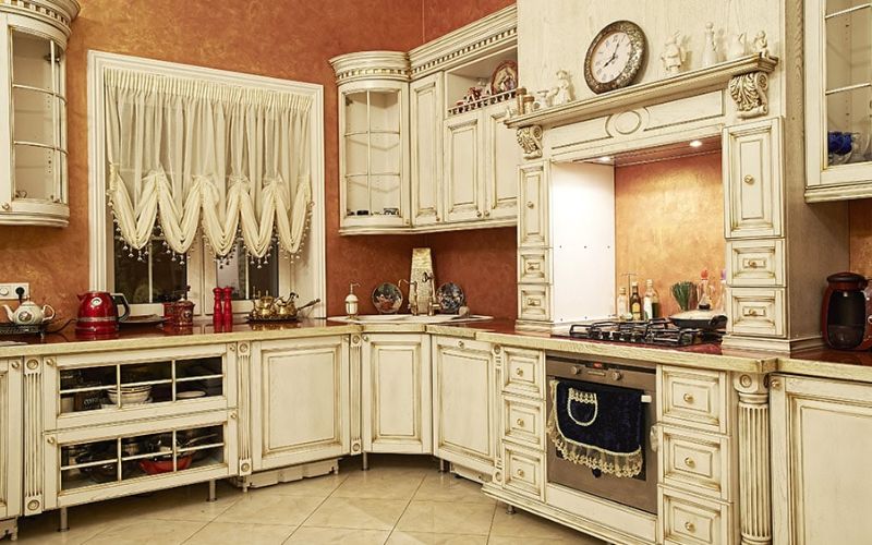 Mẫu phòng bếp theo phong cách thiết kế nội thất vintage với tông màu trắng vàng