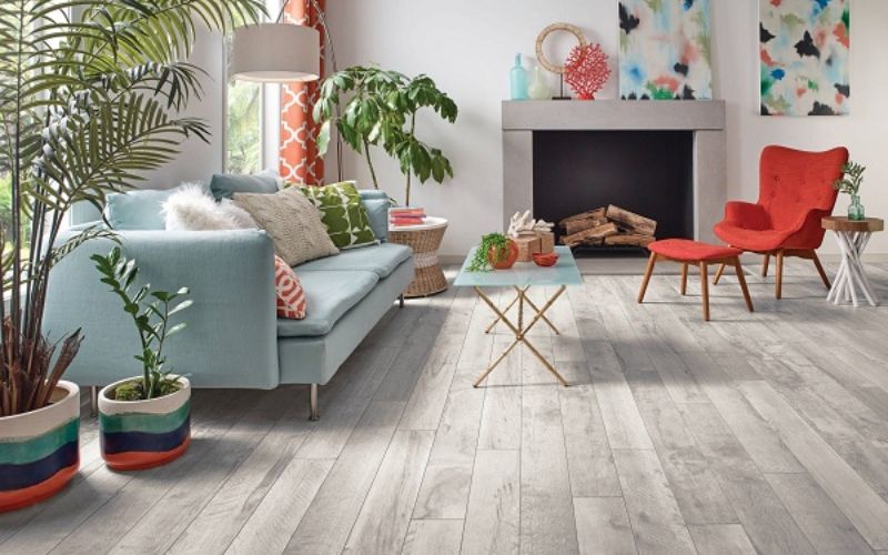 Sàn gỗ màu xám kết hợp với nội thất hiện đại màu xanh