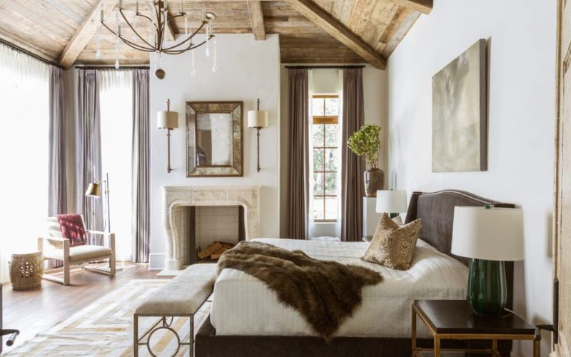 Mẫu phòng ngủ với tông màu trắng, nâu và sử dụng các đồ nội thất làm nổi bật lên phong cách thiết kế Địa Trung Hải